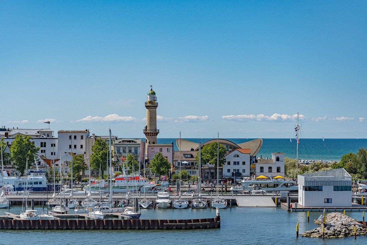 warnemünde, lighthouse, cityscape-8079731.jpg